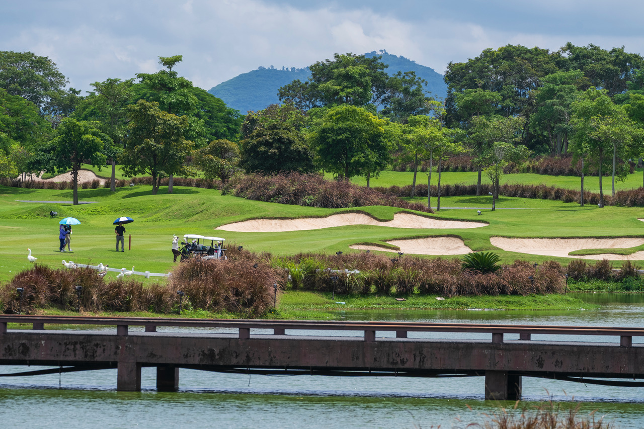 RANCHO CHARNVEE COUNTRY CLUB